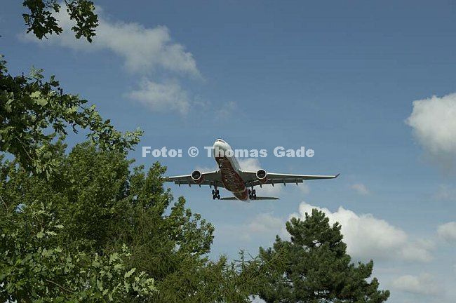 25. 7. 2010. Berlin. Flugzeug von Air Berlin kurz vor der Landung in Berlin Tegel.