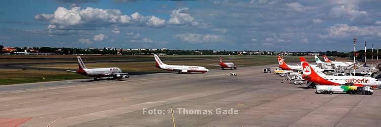 20. 6. 2010. Berlin. Tegel. Flughafen. Flugzeuge. Blick von der Besucherterrasse.