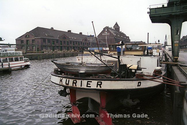 20. 03. 2002. Berlin. Tiergarten. Westhafen.