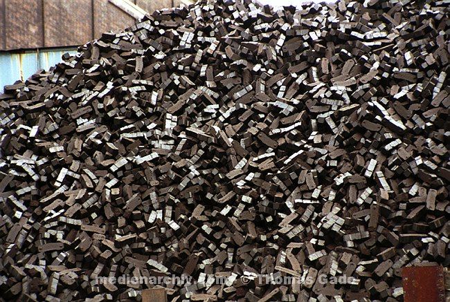 März 2002. Berlin.Tiergarten. Westhafen. Kohlehaufen. Briketts.