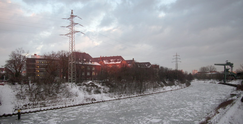 3. 2. 2010. Berlin. Mitte. Wedding. Nordufer. Zugefrorener Berlin-Spandauer-Schifffahrtskanal im Winter. Schnee. Eis