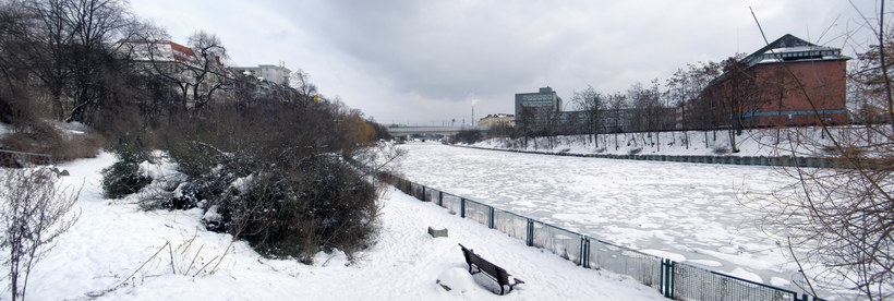 14. 2. 2010. Berlin. Mitte. Tiergarten. Wedding. Zugefrorener Berlin-Spandauer-Schiffahrtskanal. Berlin-Spandauer-Schifffahrtskanal. Winter. Eis. Schnee. Nordufer und Friedrich-Krause-Ufer.