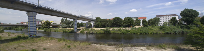3. 7. 2013. Berlin. Mitte. Wedding. Nordufer. Baustelle  an der Eisenbahnbrücke am Mettmannplatz. Von der Fennstraße wird ein kurzer Straßenabschnitt als Verlängerung der Nordufers gebaut. Berlin-Spandauer-Schifffahrtskanal