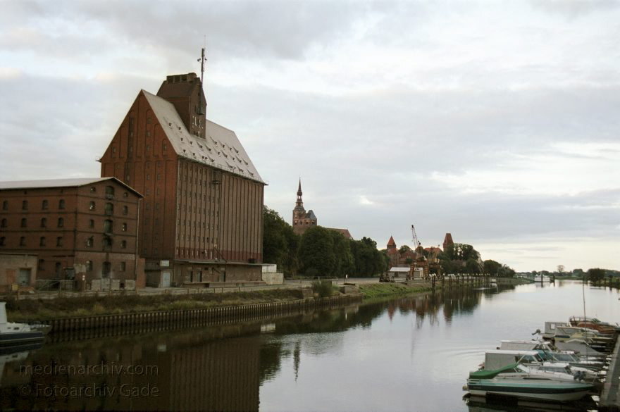 Speicher am Hafen / Elbe.