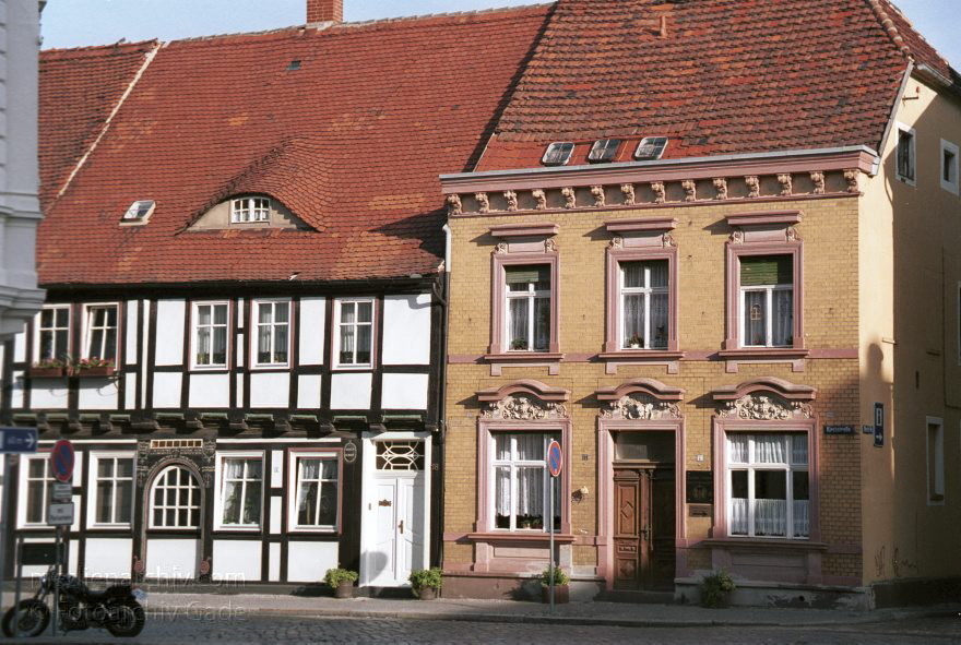 <br>Prchtige Fachwerkhuser mit aufwendigen Verzierungen an den Hauseingngen. Auf dem Geblk sind stets das Baujahr und der Baumeister vermerkt.