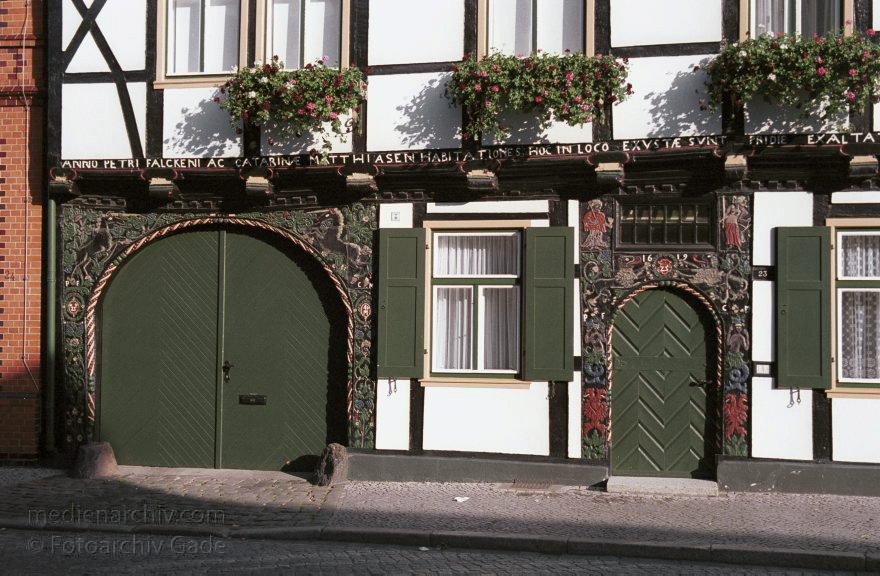 <br>Prchtige Fachwerkhuser mit aufwendigen Verzierungen an den Hauseingngen. Auf dem Geblk sind Baujahr und  Baumeister vermerkt.