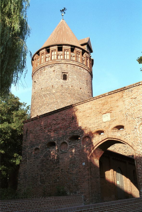 <br>Gefngnisturm. 1480 zur Sicherung der Burganlage erbaut. Im 18. Jahrhundert wurden Gefngniszellen eingebaut. Das Kegeldach wurde 1912 aufgesetzt.