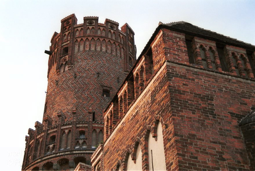 <br>Neustdter Tor. Mittelalterliche Toranlage. Der rechteckige Turm wurde um 1300 gebaut. Der Rundturm und der Mittelbau entstanden um 1450.