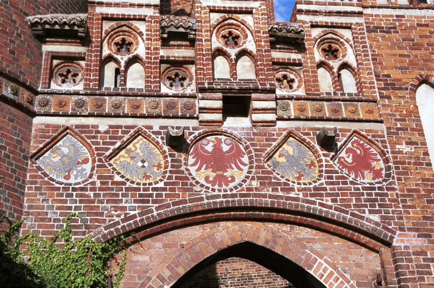 <br>Neustdter Tor. Mittelalterliche Toranlage. Der rechteckige Turm wurde um 1300 gebaut. Der Rundturm und der Mittelbau entstanden um 1450.<br>Die Putzblenden ber der Toreinfahrt tragen 1897 aufgemalte Wappen. V.l.n.r.:<br>Preuischer Knigsadler, Reichsadler des Bismarckreiches mit dem aufgelegten Hohenzollernschild, Tangermünder Adler, Adler des Heiligen Rmischen Reiches Deutscher Nationen,  Brandenburgischer Adler.