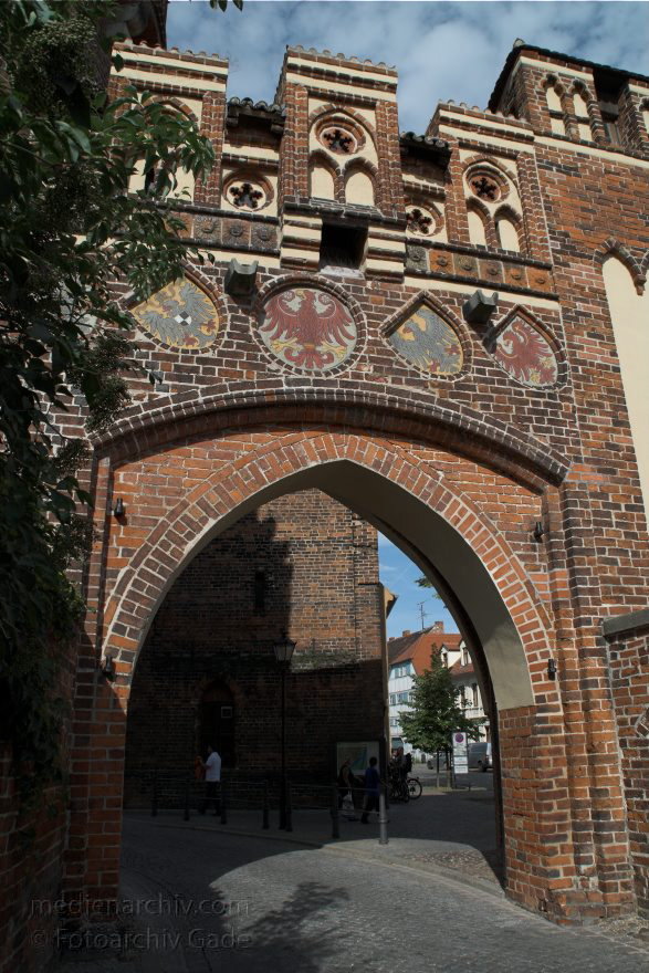 22. 7. 2009. Sachsen-Anhalt. Tangermünde. Kleinstadt an der Elbe in der Altmark. Neustdter Tor. Mittelalterliches Tor. Der rechteckige Turm wurde um 1300 errichtet. Der Rundturm und der Mittelbau entstanden um 1450. Wappen.