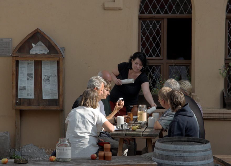22. 7. 2009. Sachsen-Anhalt. Tangermünde. Kleinstadt an der Elbe in der Altmark. Gastwirtschaft in einer entweihten Kirche. Bedienung und Gste.