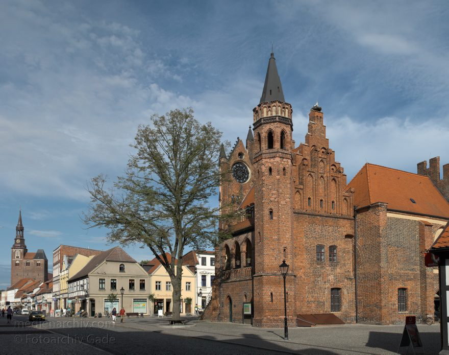 22. 7. 2009. Sachsen-Anhalt. Tangermünde. Kleinstadt an der Elbe in der Altmark. Altstadt. Rathaus. Der Ostflgel wurde um 1430 erbaut. Ca. 50 Jahre spter wurde ein quergerichteter Anbau hinzugefgt. (Bild aus mehreren Einzelaufnahmen)