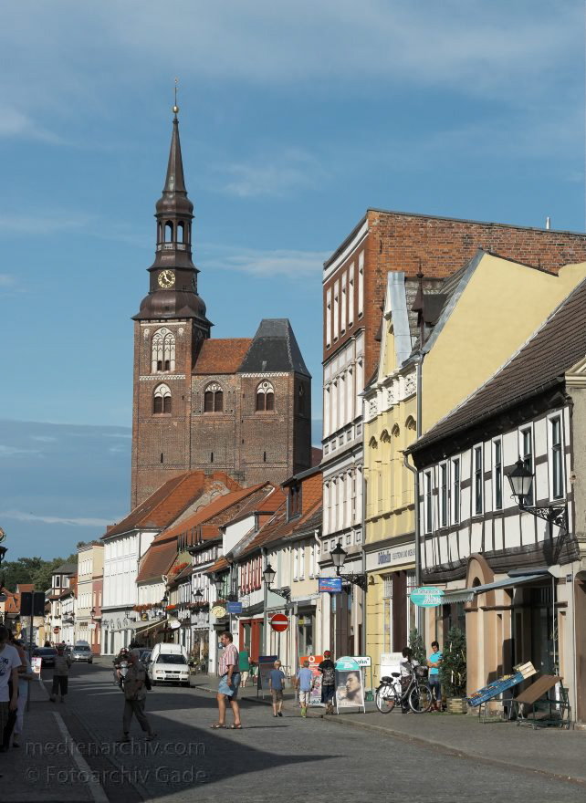 22. 7. 2009. Sachsen-Anhalt. Tangermünde. Kleinstadt an der Elbe in der Altmark. Altstadt mit Fachwerkhusern. St. Stephanskirche