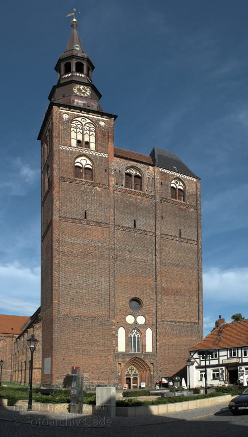 22. 7. 2009. Sachsen-Anhalt. Tangermünde. Kleinstadt an der Elbe in der Altmark. Altstadt mit Fachwerkhusern.  St. Stephanskirche (Panorama aus mehreren Einzelaufnahmen zusammengesetzt)