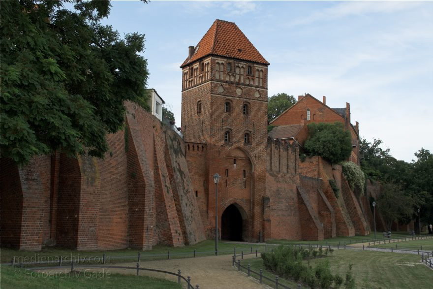 22. 7. 2009. Sachsen-Anhalt. Tangermünde. Kleinstadt an der Elbe in der Altmark. Altstadt. Stadtmauer um 1300 errichtet. Rofurt mit Elbtor