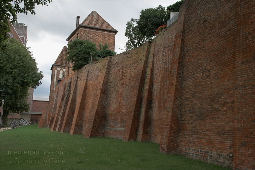 22. 7. 2009. Sachsen-Anhalt. Tangermünde. Kleinstadt an der Elbe in der Altmark. Altstadt. Stadtmauer um 1300 errichtet.