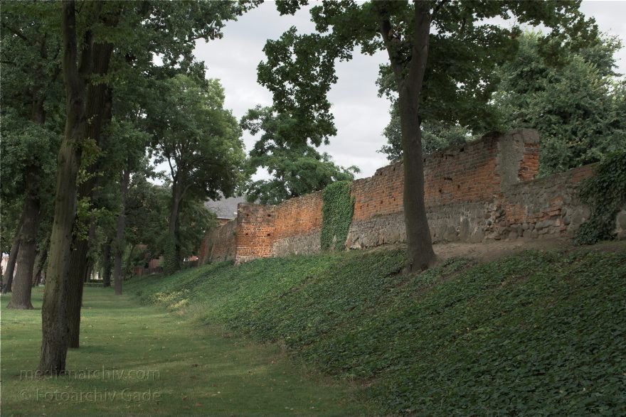 23. 7. 2009. Sachsen-Anhalt. Tangermünde. Kleinstadt an der Elbe in der Altmark. Altstadt. Stadtmauer