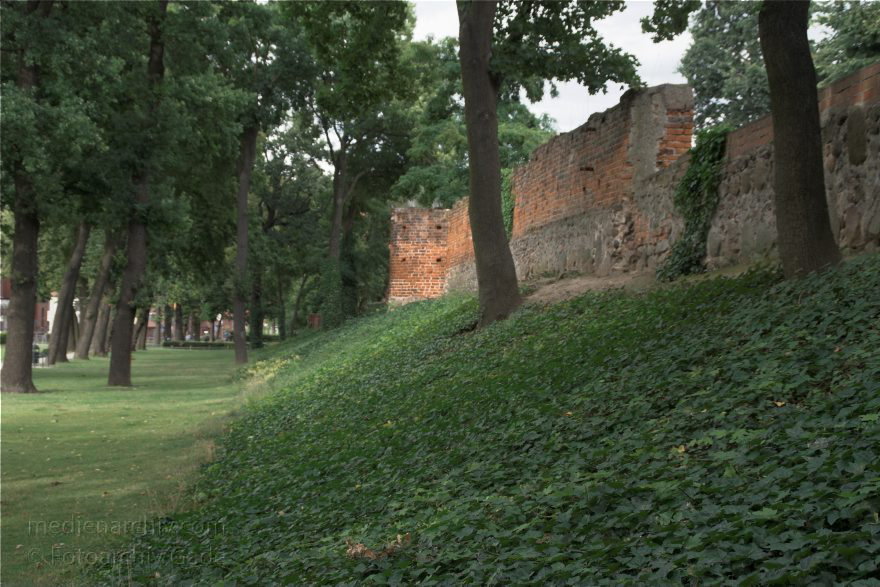23. 7. 2009. Sachsen-Anhalt. Tangermünde. Kleinstadt an der Elbe in der Altmark. Altstadt. Stadtmauer