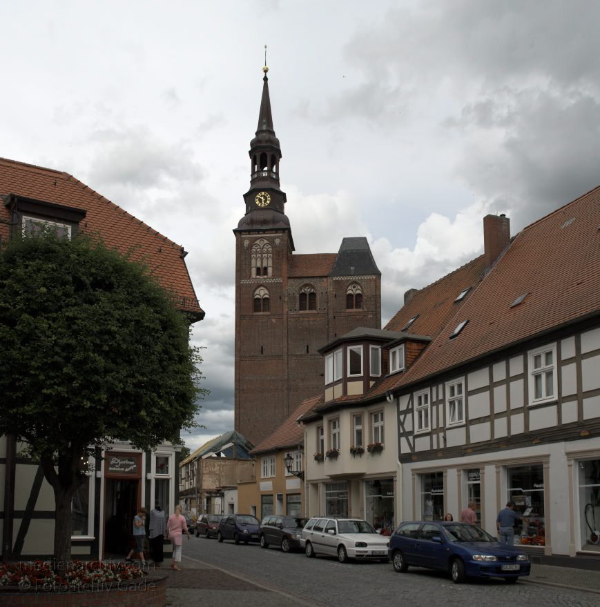23. 7. 2009. Sachsen-Anhalt. Tangermünde. Kleinstadt an der Elbe in der Altmark. Altstadt mit Fachwerkhusern.  St. Stephanskirche. (Bild aus mehreren Einzelaufnahmen)
