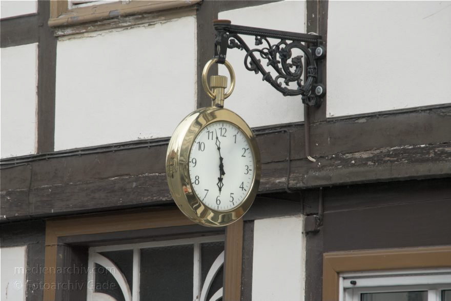 23. 7. 2009. Sachsen-Anhalt. Tangermünde. Kleinstadt an der Elbe in der Altmark. Altstadt mit Fachwerkhusern. Uhrwerbung
