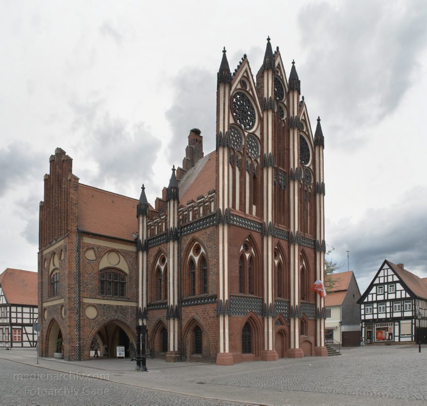 23. 7. 2009. Sachsen-Anhalt. Tangermünde. Kleinstadt an der Elbe in der Altmark. Altstadt mit Fachwerkhusern. Rathaus. (Bild aus mehreren Einzelaufnahmen)