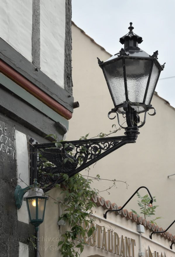 23. 7. 2009. Sachsen-Anhalt. Tangermünde. Kleinstadt an der Elbe in der Altmark. Altstadt mit Fachwerkhusern. Laterne an einem Haus.