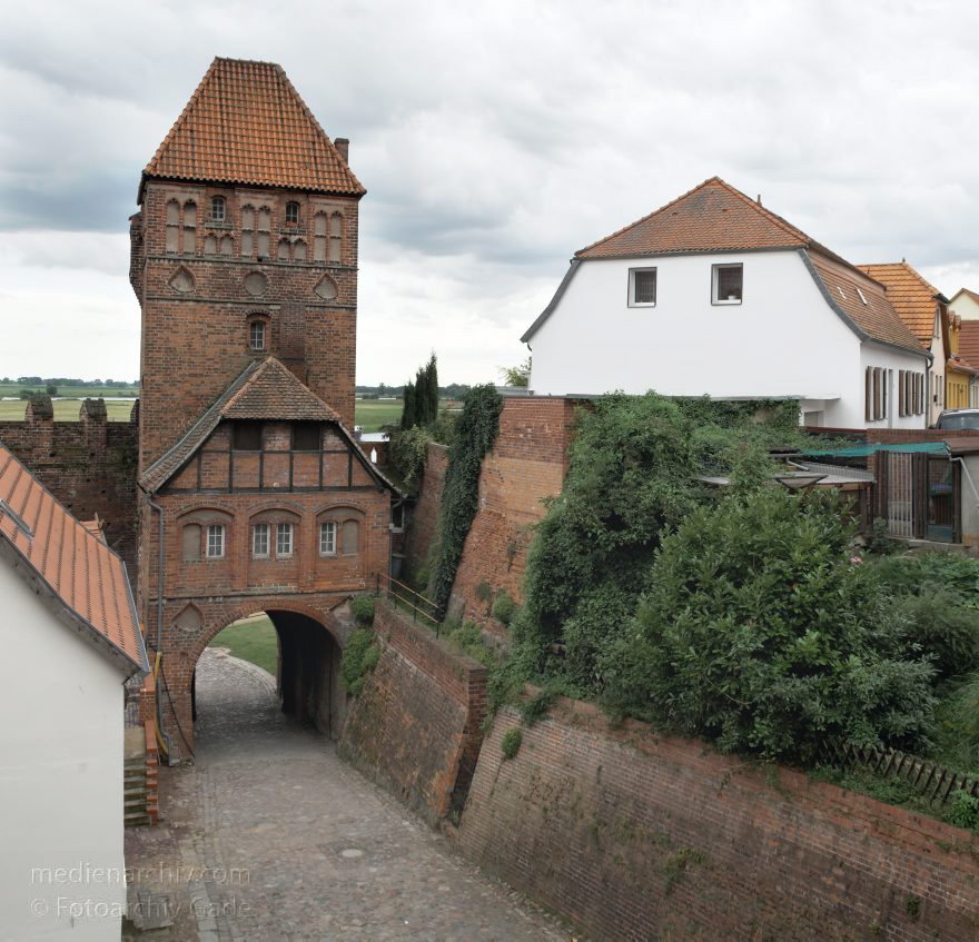 Tangermünde. Altstadt. Rofurt mit Elbtor.
