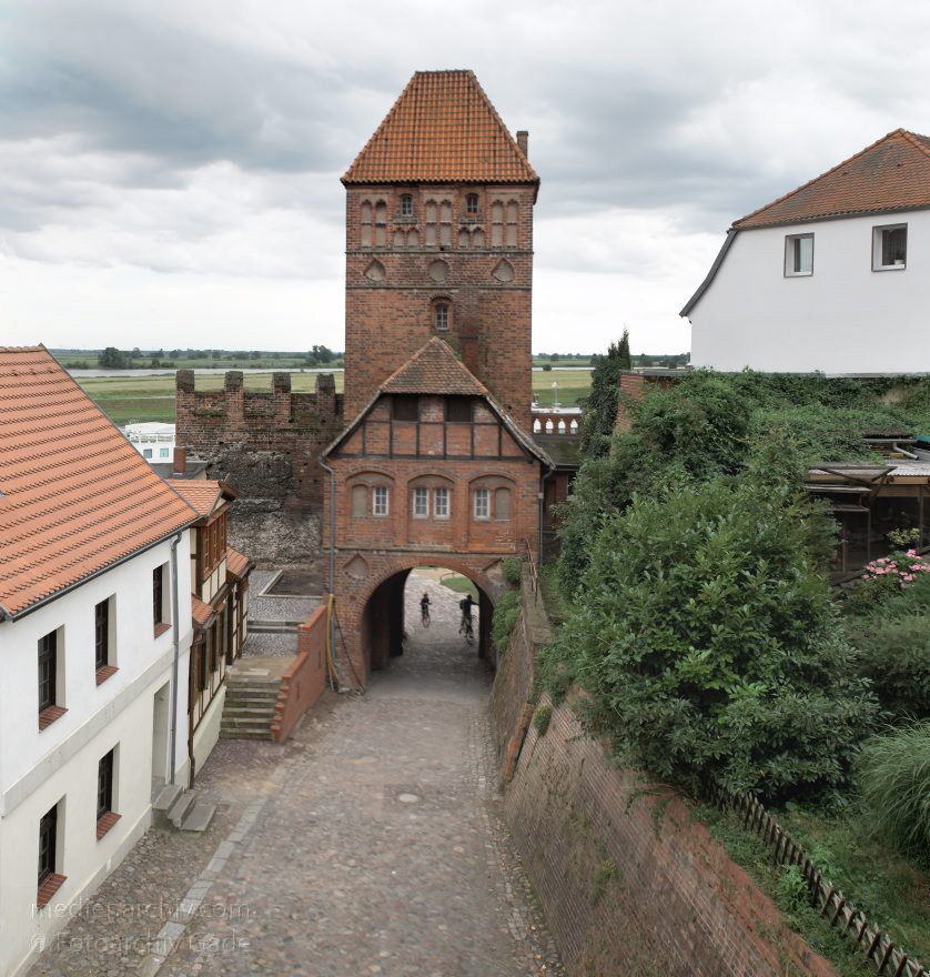 Tangermünde. Altstadt. Rofurt mit Elbtor.