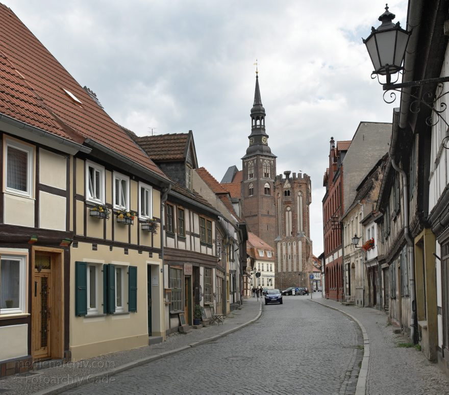Tangermünde. Altstadt mit Fachwerkhäusern. St. Stephanskirche. Hhnerdorfer Tor. 