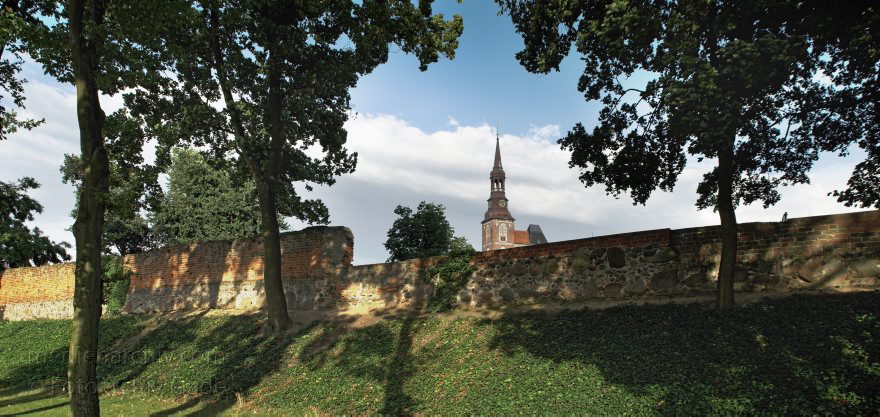 23. 7. 2009. Sachsen-Anhalt. Tangermünde. Kleinstadt an der Elbe in der Altmark. Altstadt mit Fachwerkhäusern.t)