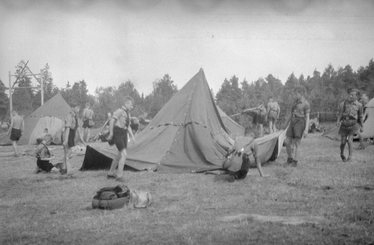 um 1936. bei Dresden. Jugendliche. Kinder. Hitlerjungen beim Aufbau eines Zeltlagers. Hitlerjugend. HJ. Nationalsozialismus. Drittes Reich.