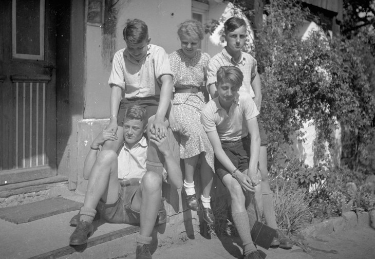 um 1936. Jugendliche aus Dresden im Urlaub. Wahrscheinlich an der Ostsee. Hitlerjugend
