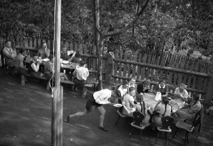 um 1936. Jugendliche aus Dresden im Urlaub. Wahrscheinlich an der Ostsee. Hitlerjugend