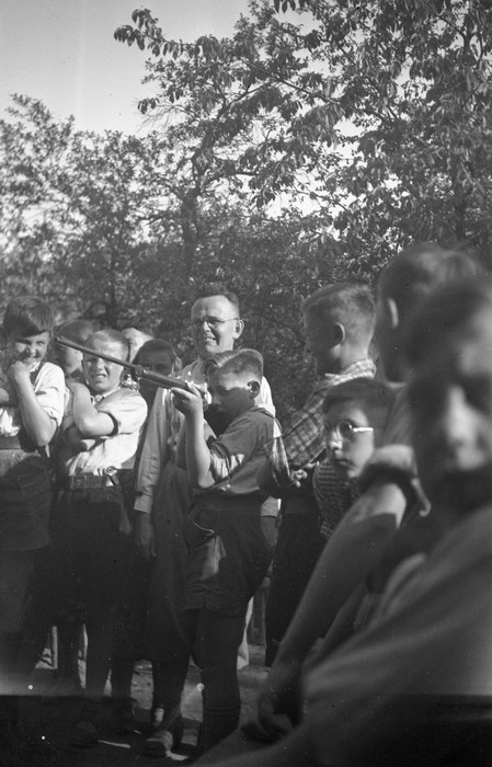 um 1936. Dresden. Ein Lehrer mit Jungen bei einer Schießübung. Hilterjungen. Hitlerjugend. HJ. Drittes Reich. Nationalsozialismus. Gewehr