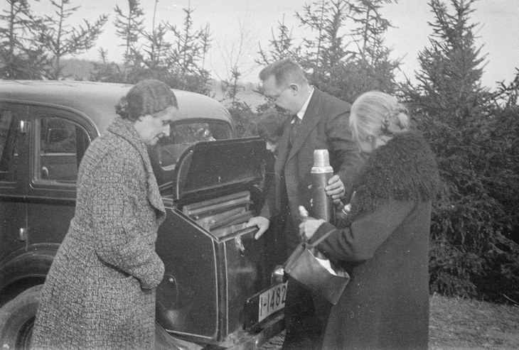 1936. Sachsen. Dresden. Menschen. Familie. Am offenen Kofferraum eines Autos. Thermoskanne. Picknick