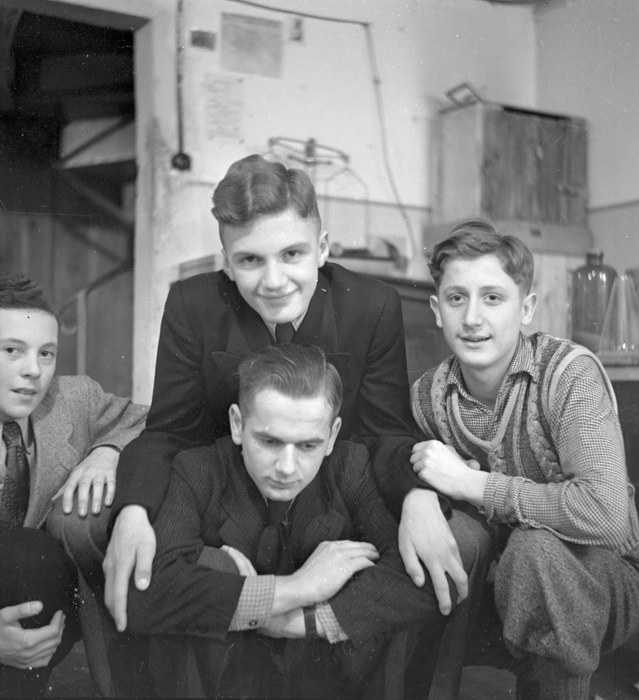 1936. Sachsen. Dresden. Menschen. Jungen in der Werkstatt