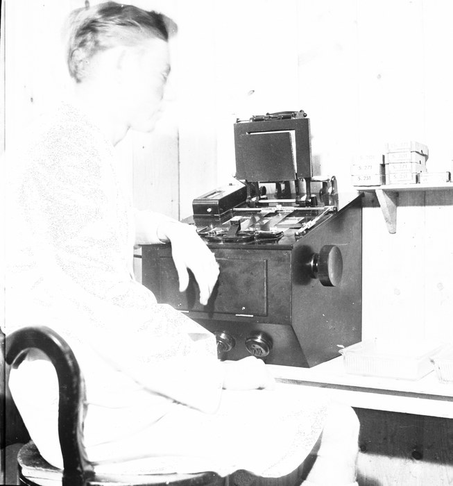 1936. Sachsen. Dresden. Fotolabor. Dunkelkammer. Fotolaboranten. Fotolaborantin