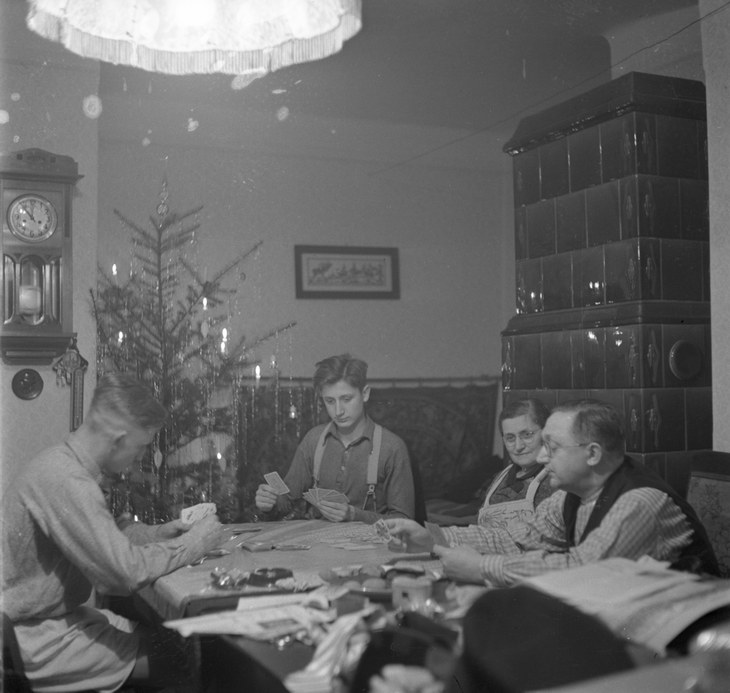 1936. Sachsen. Dresden. Nationalsozialismus. Drittes Reich. Weihnachten. Familie. Kachelofen