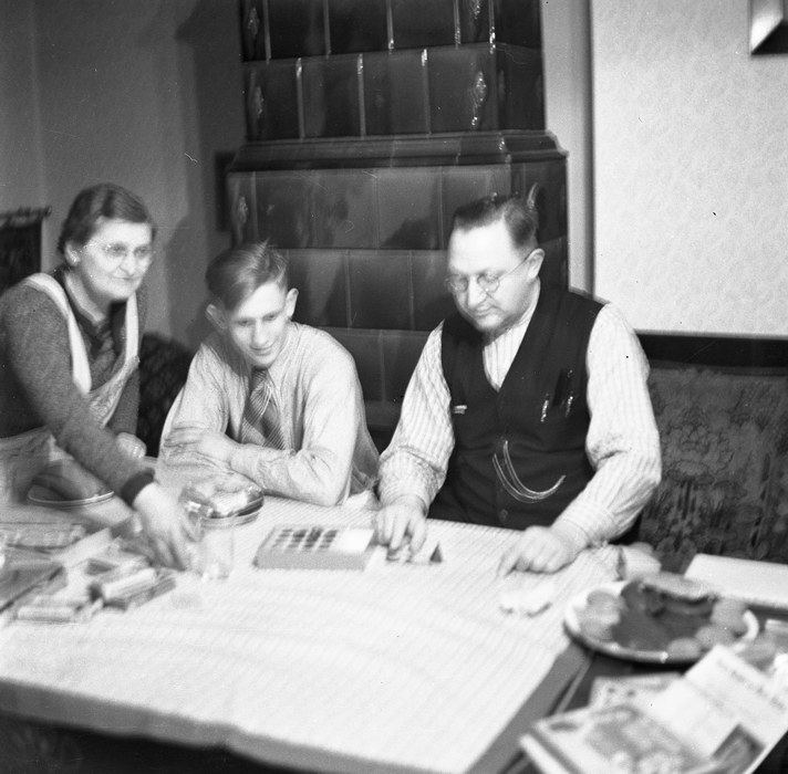 1936. Sachsen. Dresden. Nationalsozialismus. Drittes Reich. Kachelofen. Familie