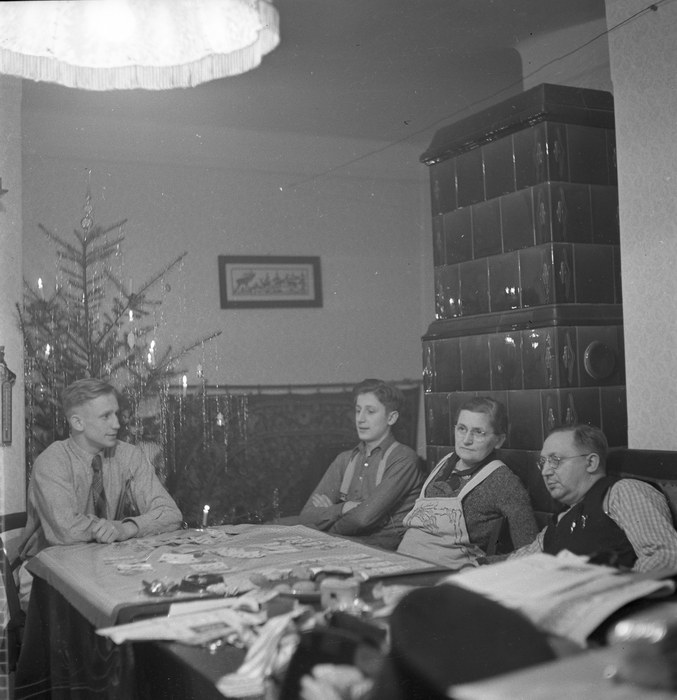 um 1936. Sachsen. Dresden. Weihnachtsfest. Familie im Wohnzimmer. Kachelofen