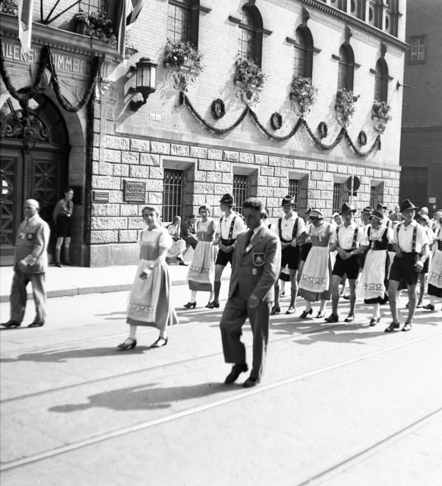 1936. Sachsen. Dresden. Nationalsozialismus. Drittes Reich. Umzug. Hakenkreuz. Parade