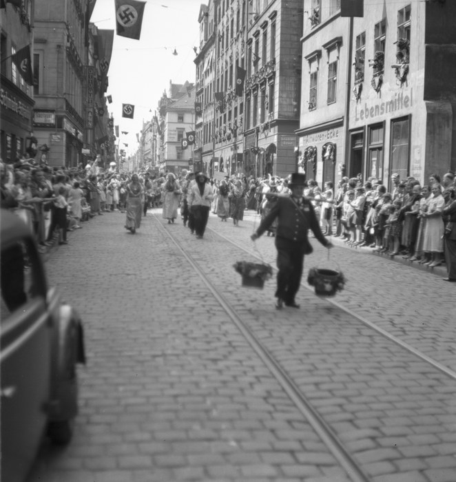 1936. Sachsen. Dresden. Nationalsozialismus. Drittes Reich. Umzug. Hakenkreuz. Parade