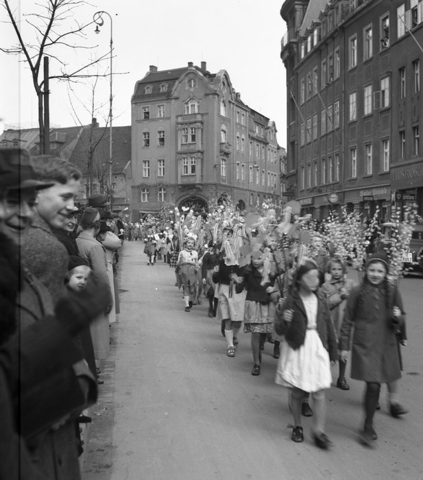 1936. Sachsen. Dresden. Nationalsozialismus. Drittes Reich. Umzug. Hakenkreuz. Parade