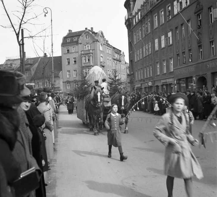 1936. Sachsen. Dresden. Nationalsozialismus. Drittes Reich. Umzug. Hakenkreuz. Parade
