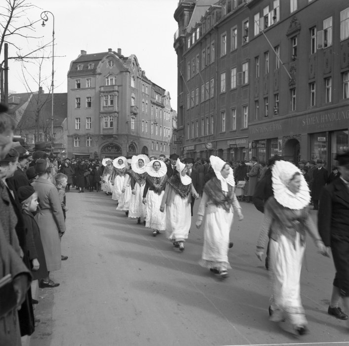 1936. Sachsen. Dresden. Nationalsozialismus. Drittes Reich. Umzug. Hakenkreuz. Parade