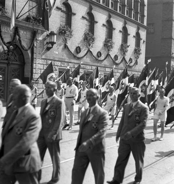um 1936. Dresden. Drittes Reich. Nationalsozialismus. Umzug / Marsch der Sportler.