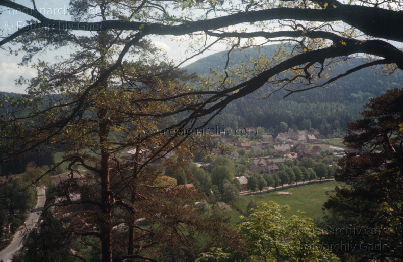um 1980. Sachsen. Lausitz. Kurort Oybin. Das Zittauer Gebirge ist ein traditionelles Feriengebiet mit gewaltigen Sandsteinbergen und hohen vulkanischen Restbergen.