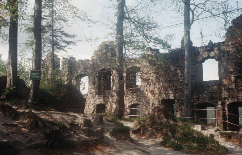 um 1980. Sachsen. Lausitz. Kurort Oybin. Zittauer Gebirge. Burganlage aus dem 13. Jahrhundert und eine gotische Klosterkirche