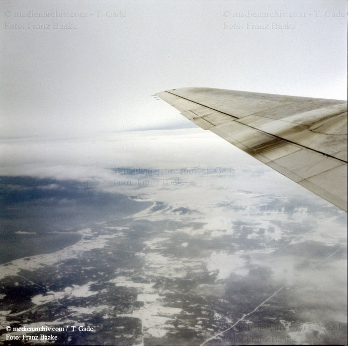 1960. Flugzeug. fliegen. Tragfläche. Flügel - wing. airplane