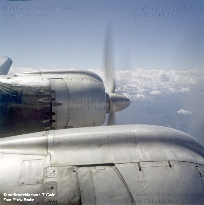 1960. Flugzeug. Drehender Propeller. Fliegen. airplane